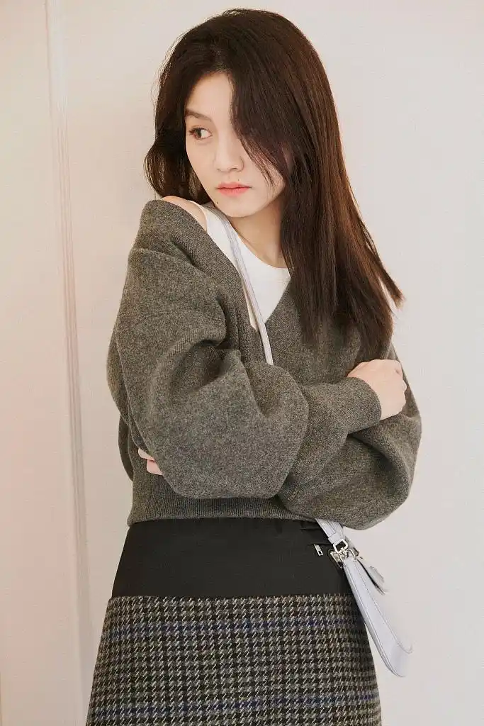 春夏新写真曝光穿短裙秀美腿气质灵动