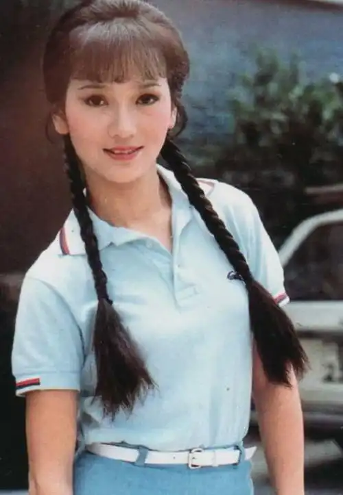 赵雅芝20岁旧照公开稚嫩打扮好清纯神仙颜40年没变过