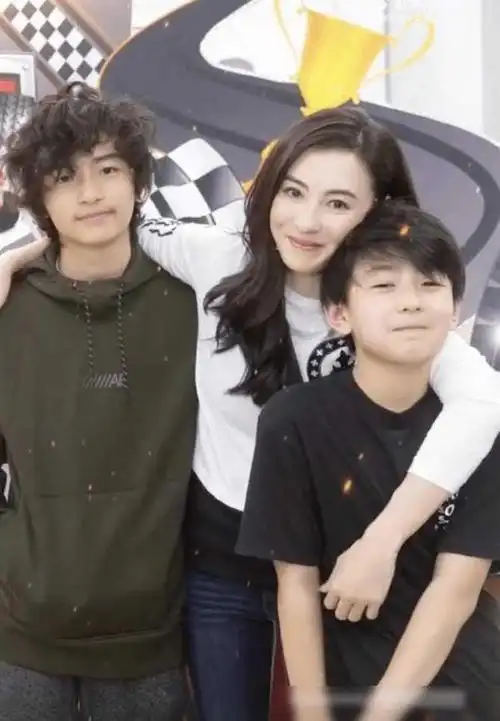 王菲晒谢霆锋私照,隔空打脸张柏芝三胎生父系前夫是谣言!天后为