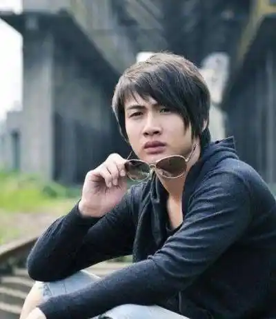 一位博主表示:前两天半夜和助理去ktv唱歌时,恰好看到张彬彬搂着一个