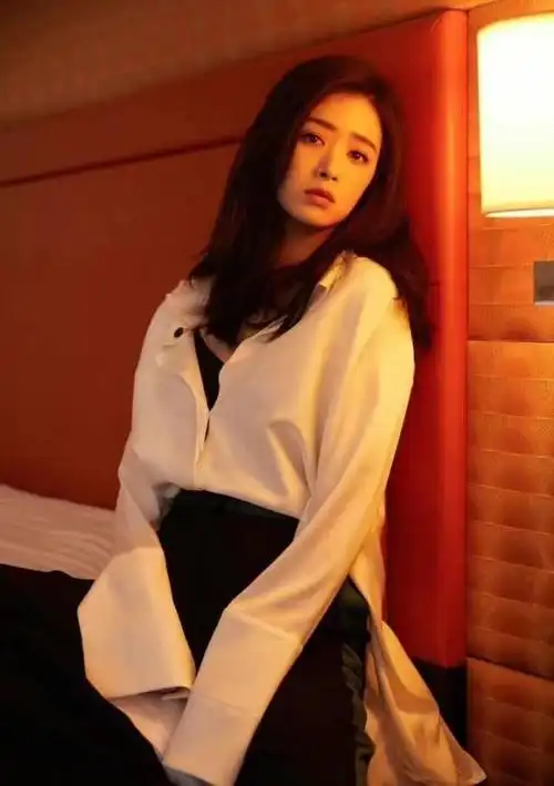 蒋欣暴瘦亮相大变样穿黑色短裙天鹅颈锁骨窝好明显这也太美了