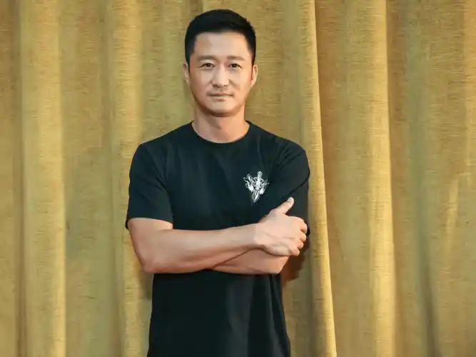 吴京被踹出七米贴到墙上,什么事情让王俊凯难忘,礼物怎么变成打人的