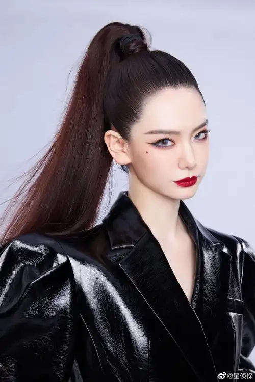 戚薇暗黑高马尾造型##戚薇酷飒泡泡袖皮裙