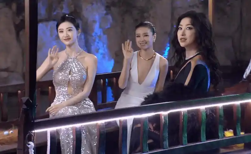 朱珠在景甜的对比下虽然肤色方面输了,但一身黑色礼服和长卷发也很