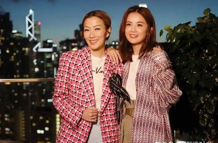 郑秀文与蔡卓妍晒合照,两人一个御姐,一个淑女,你更喜欢谁_西装_造型