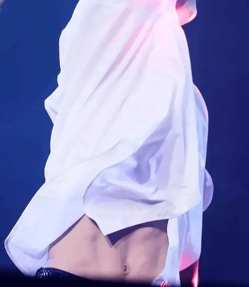 王俊凯的腿易烊千玺的腹肌王源的锁骨你更喜欢哪个