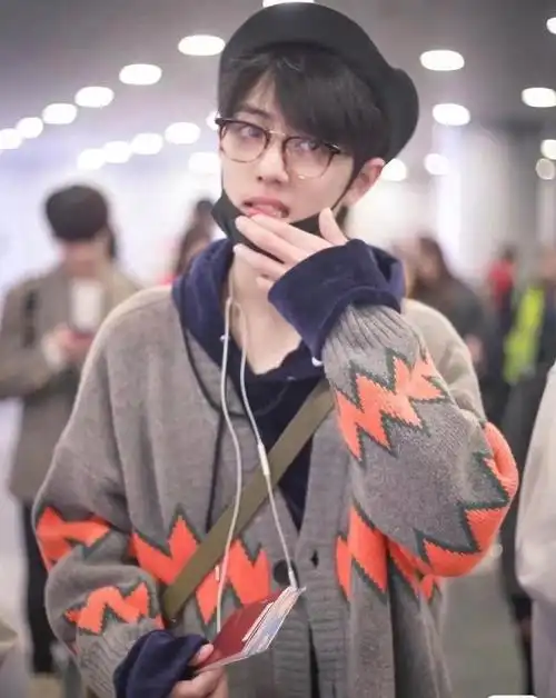 肖战机场生图状态#肖战最出圈的机场路透还是2018年的大背头,以前的