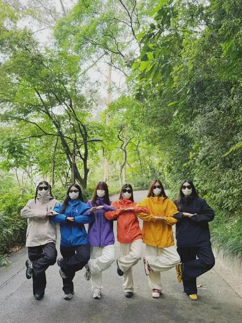 多人爬山不露脸拍照姿势  #镜头下的笑容##万物有灵