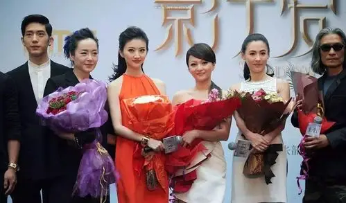 白皮的景甜在大合照里也是能轻易吸引人多看一眼