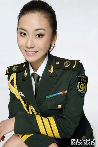 有一位青年女歌手格外引人注目:她刚刚走出婚礼的殿堂,就走上了基层的