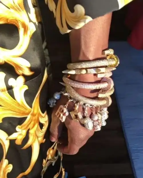 炫富无止境梅威瑟金樽饮酒晒千万珠宝现金