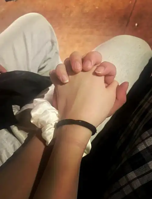 我们漫步在夜色中,手牵手,仿佛整个世界都充满了温暖