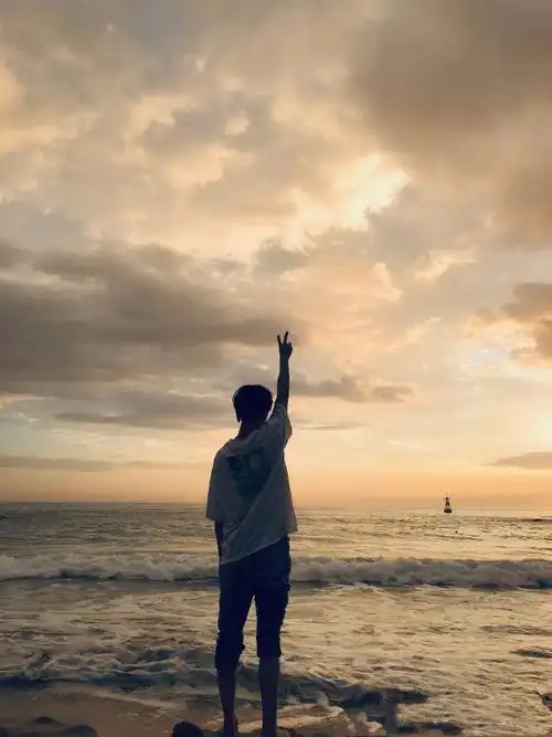 好久不见 甚是想念~@时代少年团-丁程鑫#丁程鑫晒背影照说好久不见