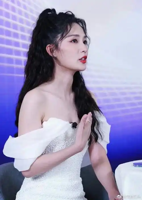 李沁白色抹胸长裙大片