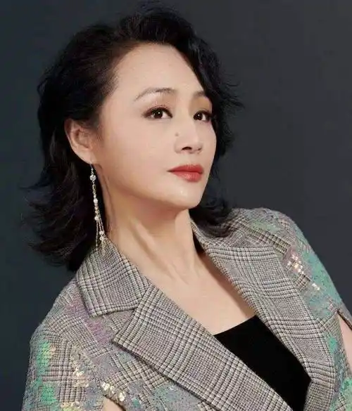 曹颖曾是电视一姐巅峰期下嫁王斑刚坐完月子就被赶出门