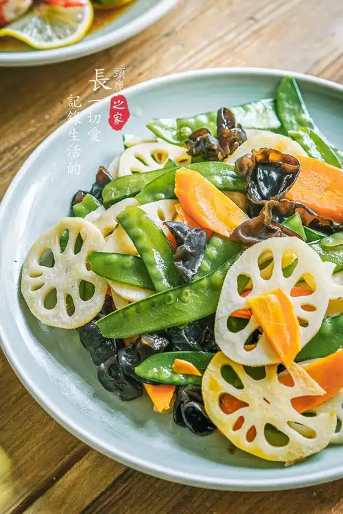 【视频】夏日时令菜-荷塘月色小炒的做法