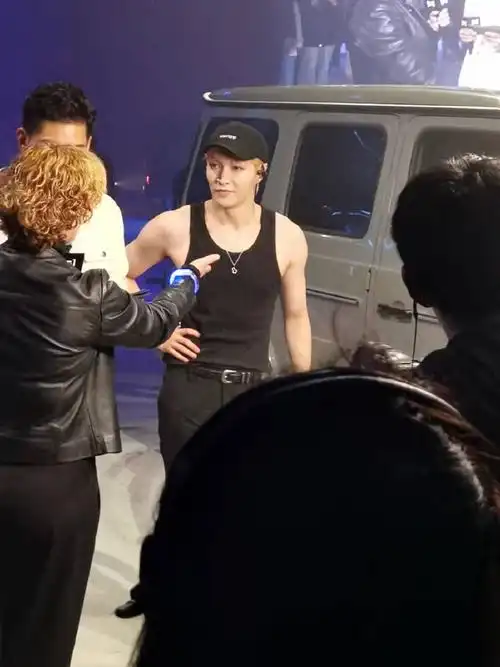 奔驰g级越野车焕新传奇派对——台台饭拍    先发两张看看    @张艺兴