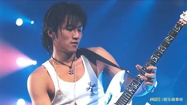 张学友谢霆锋的一首《谢谢你的爱1999》让他火遍大街小巷,他发行这首