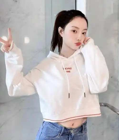 原创李小璐晒自拍近照38岁少女感无敌看起来不像是当妈的人