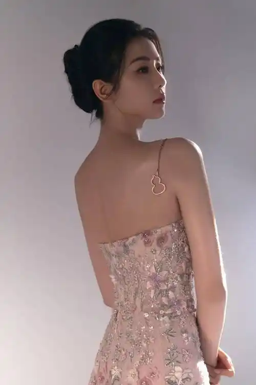 新年第一天就被刘诗诗美到了!穿高定裙秀天鹅颈,身材薄得像片纸