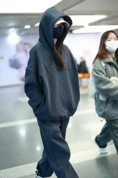 街拍:李沁深灰色连帽卫衣 卫裤 棒球帽休闲随性_机场_北京