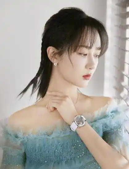 杨紫薄荷绿长裙出镜,清新编发造型,教你"编"出时髦