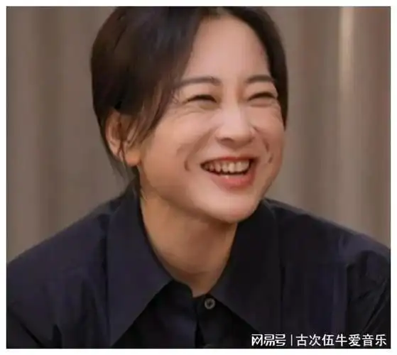 贾玲公开露面来了比电影里还要消瘦谈到减肥过程一度哽咽