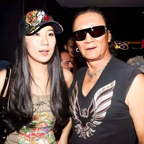 当谢贤搂着一名比他女儿都小了好几岁的女朋友出现在公众面前的时候