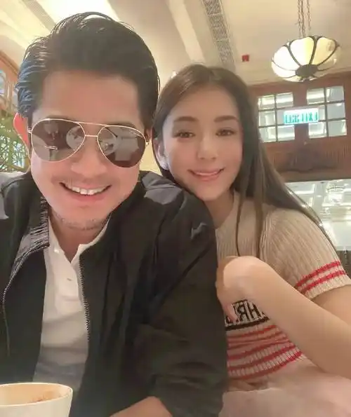 郭富城与妻子看展被偶遇方媛不停看手机无心看展