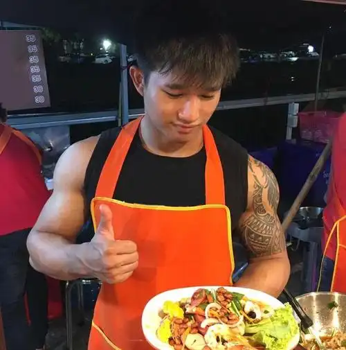 短小精悍的摆摊健身网红身高不够肌肉来凑薄脂花臂吊打健身房