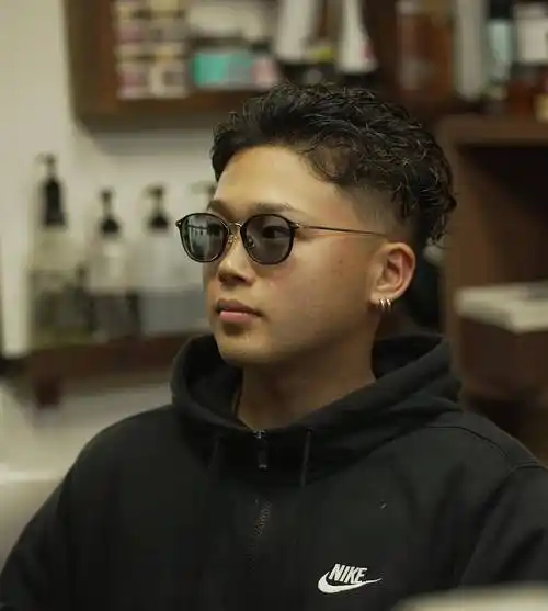 周边铲短头顶烫卷正流行,男士新选择引领潮流风尚_发型_头发_时尚