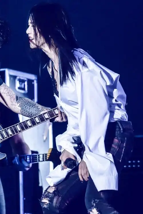 他们是@谭维维和@北京客乐队鼓手:王澜 吉他手:宋宇 键盘手:汪轼晔