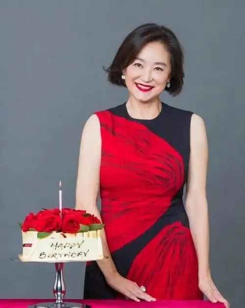 胖人适合的发型图片,胖女人适合什么发型图片(学林青霞烫这款"贵妇卷"