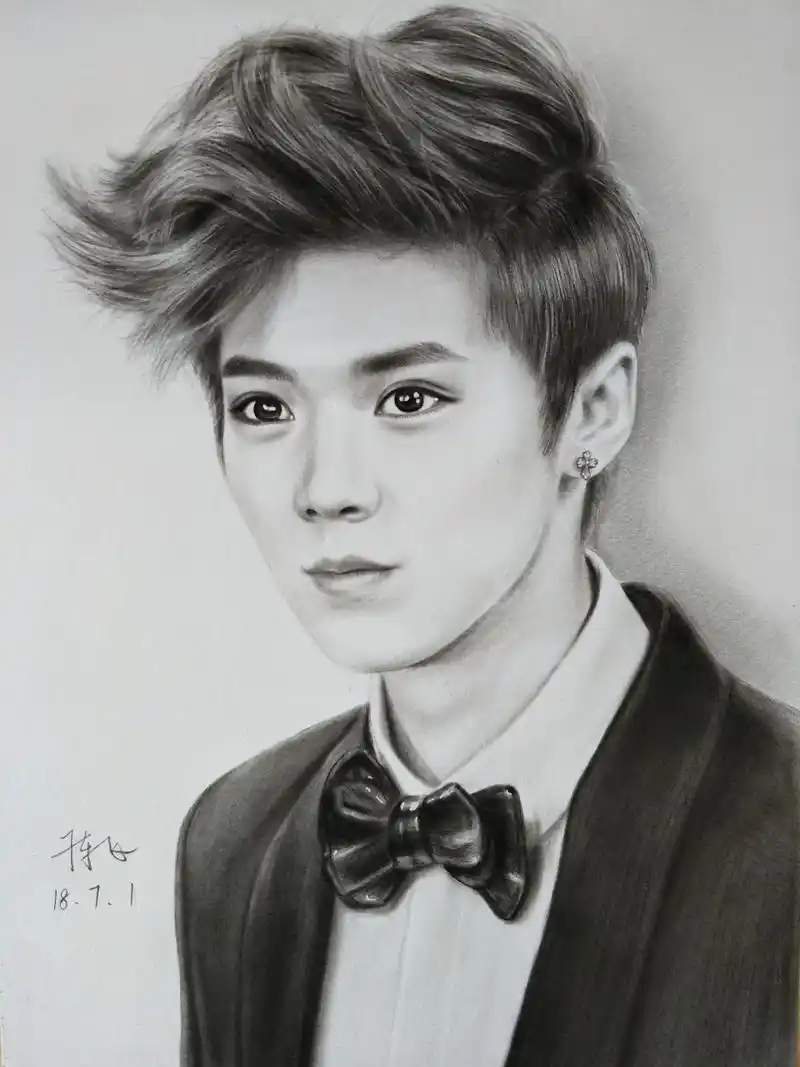 艺术# 手绘明星肖像画(鹿晗).绘画工具:炭笔,炭粉,擦笔,素描纸.