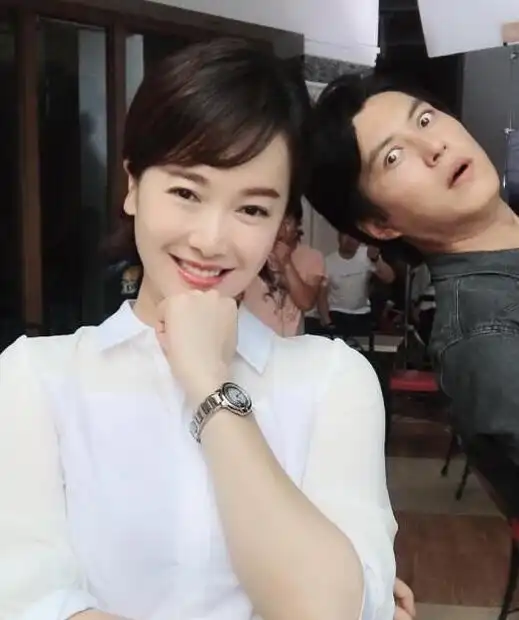 "氧气美女"左小青,美丽优雅,图4和靳东的合影太有趣了!