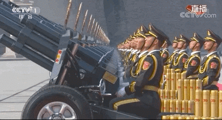 三军仪仗队护卫国旗铿锵前进56门礼炮4分36秒鸣放70响分秒不差60名