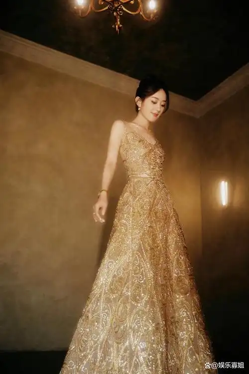 赵丽颖出席白玉兰颁奖典礼,华丽鎏金镂空高定礼服,高贵典雅