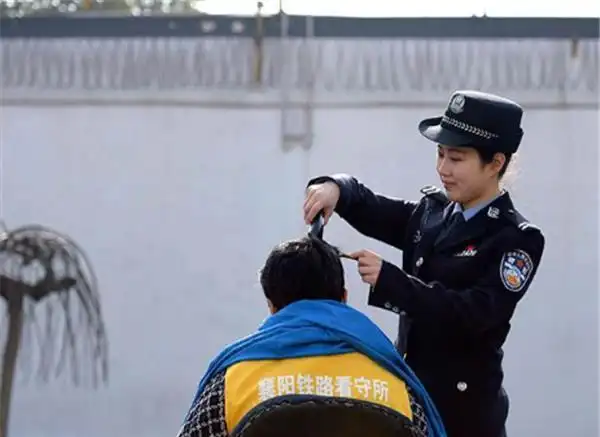 为什么犯人一进监狱就会被剃光头原来考虑到了多方面原因