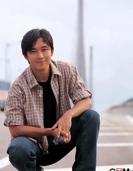 照片中的潘粤明年轻时也是一枚小鲜肉呀,还是很帅的!