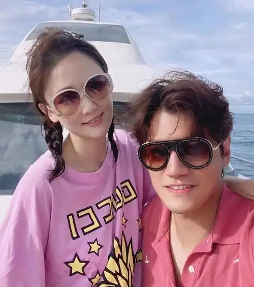 陈乔恩的男朋友展示了一张两人在游艇上航行的照片.