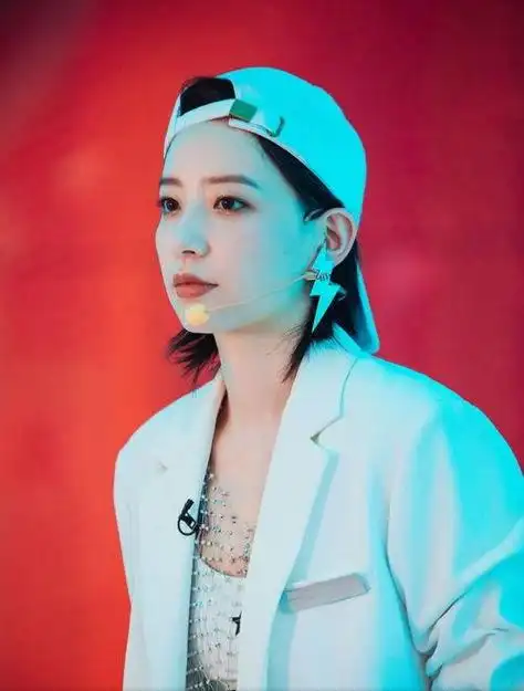 如今,李斯丹妮也是不断上综艺,热度依然保持着.