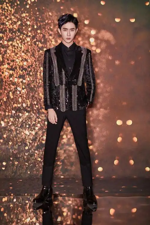 舔屏于朦胧穿链条西装别致有腔调侧卧拍写真大长腿撩人