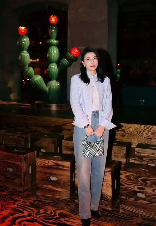 直筒宽松的廓形舒适度拉满~王菲每次的机场街拍,也都是工装裤,牛仔裤