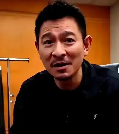 62岁刘德华近照老态龙钟?