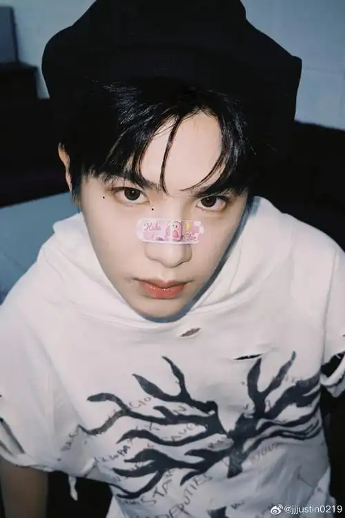 黄明昊#全网最会自拍的小男孩justin