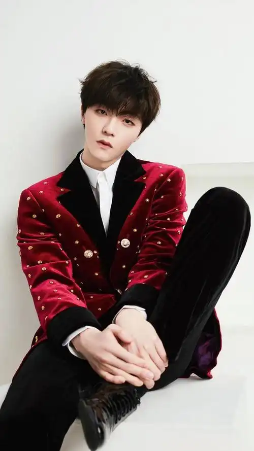 歌手陈立农,笑眼弯弯的可爱男孩,请看帅气写真照吧