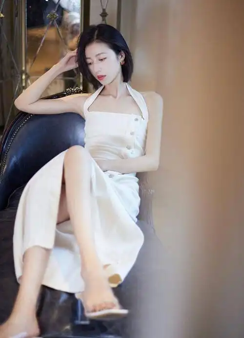 周雨彤白色牛仔长裙简约大气 腰部镂空设计尽显曼妙身材