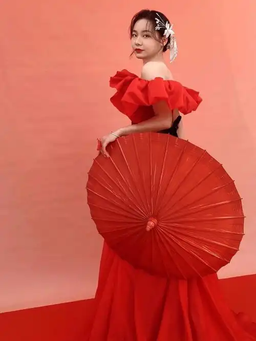 海马体新年照第一次尝试红色