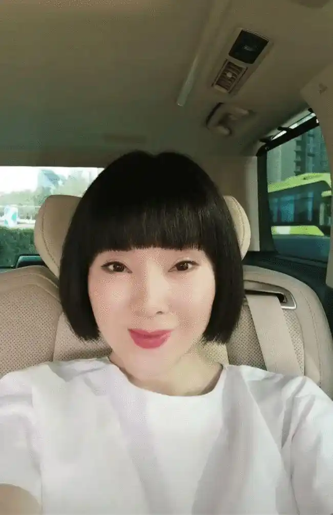 52岁陈红近况被曝光打扮休闲精神状态好面部浮肿遭网友调侃