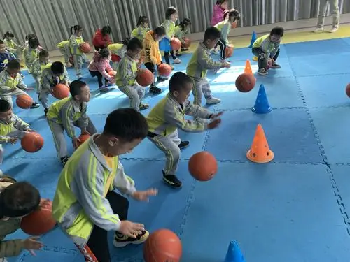 华林幼儿园大二班特色课程—"趣味篮球,快乐成长"